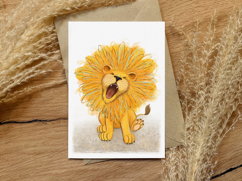 Peut inclure: Un lion jaune avec une crini&egrave;re volumineuse b&acirc;ille la bouche grande ouverte. Le lion est assis sur un fond brun clair.