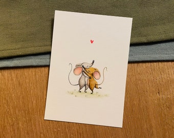 Könnte beinhalten: Eine Aquarellillustration von zwei Mäusen, die sich umarmen. Die Mäuse sind grau und braun und stehen auf einem grünen Feld. Über ihnen befindet sich ein kleines rotes Herz.