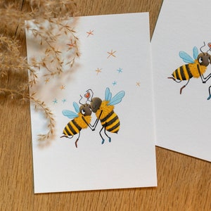 Verliebte Bienen - Postkarte/ Wandbild| Liebe | Hochzeit | Fine Art Papier - inkl. Briefumschlag
