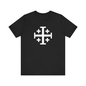 Puede incluir: Camiseta negra con un diseño de cruz de Jerusalén blanca.