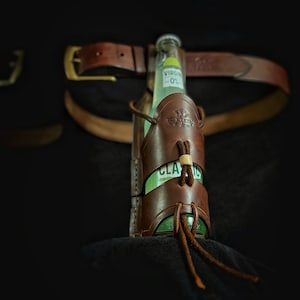 Leren flessenhouder, waterhouder, bierhouder, drankhouder aan de riem, bruin leer, riemaccessoire, Wandelaars vriend-buiten.