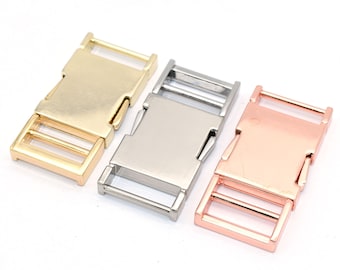Puede incluir: Tres hebillas metálicas en oro, plata y oro rosa. Las hebillas están diseñadas para su uso en correas o cinturones.