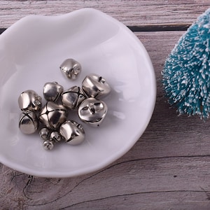 Silver Bells Christmas Jingle Bell Charms Durable Bells Metal Pet Bell Charms Ornaments Pendant Bells Cat Collar Christmas Decorative Bell