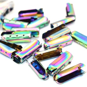 Puede incluir: Un grupo de terminales de cordón de metal iridiscente, también conocidos como aglets, en varios tonos de colores arcoíris. Se utilizan para terminar los extremos de los cordones, los cordones de ajuste y otros cordones.