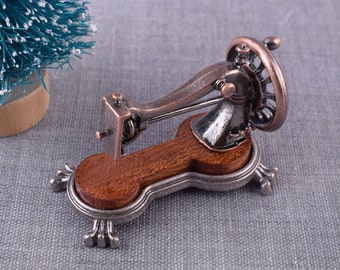 Handmade Retro Sewing Machine Vintage Mini Sewing Tools Model Miniature Sewing Machine Model for dollhouse Decorations 1Pcs