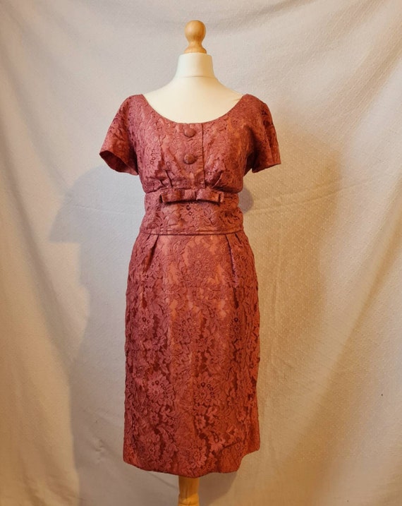 1950s Handmade Salmon Pink Lace Wiggle Dress - image 2
