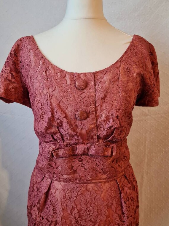 1950s Handmade Salmon Pink Lace Wiggle Dress - image 5