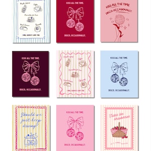 以下が含まれることがあります： 様々なデザインとテキストが描かれた9枚のイラストカード。一部のカードには、テキスト「KISS ALL THE TIME」と「DISCO, OCCASIONALLY」が描かれたディスコボールとリボンが描かれています。他のカードには食べ物のイラストとフレーズが描かれています。