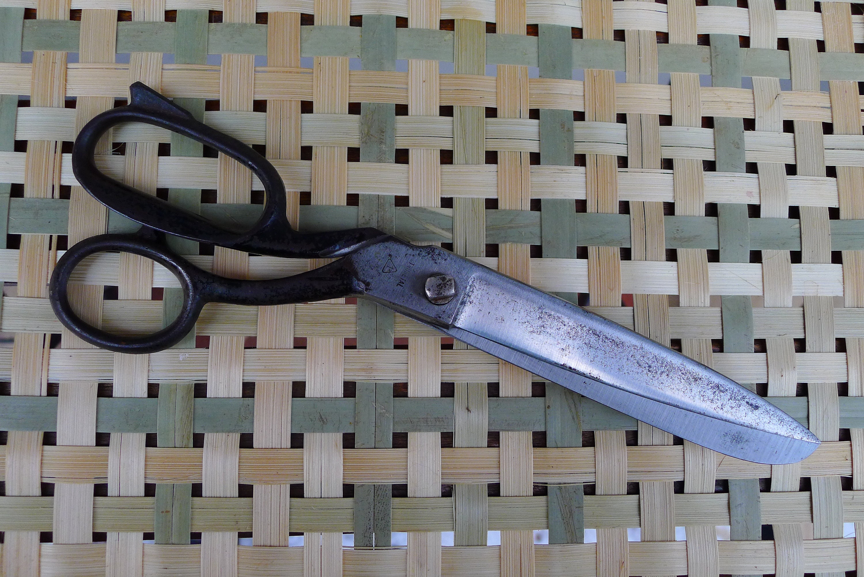 Vintage WISS Small 4 1/2 Adjustable Sewing Scissors 