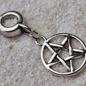Op de afbeelding: Zilveren bedel met een pentagram-ontwerp. De bedel heeft een clip-sluiting.
