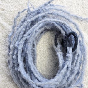 WITCH DREAD STRAND Basis haarelastiek / haaraccessoire met superzachte dreadstrengen van 50,0 - 55,0 cm van gevilte wol