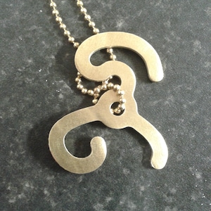 Collar lovecraftian brass ball chain con colgante de signo amarillo