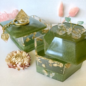 Resin Trinket w/ stone / Trinket Box with Lid, 3D flower, crystal in center / gold GLITTER and flakes