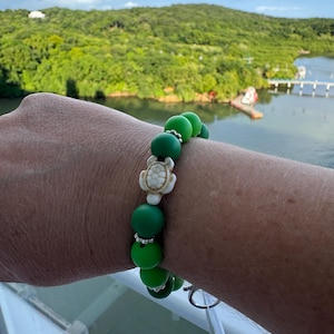 Sea Turtle Silicone Beaded Wristlet Keychain, Hands Free Cruise Card Holder Bracelet, Vacation Resort Key Lanyard, Gift for Her