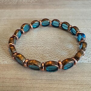 Gepatineerde blauwe en koperen glaskralenarmband, maritieme luxe esthetische rekbare sieraden op maat