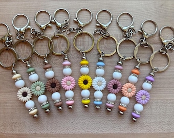 Llavero de margarita con cuentas, tirador de cremallera floral en tonos pastel, adorno floral para bolso, accesorio de flor de nacimiento