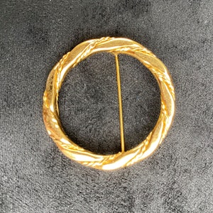 Spilla vintage a cerchio intrecciato firmata Monet