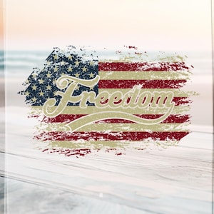Könnte beinhalten: Ein verwittertes Design der amerikanischen Flagge mit dem Wort "Freedom" in einer kursiven Schriftart. Die Flagge hat rote und weiße Streifen mit einem blauen Sternenfeld. Das Design befindet sich auf einer transparenten Oberfläche.