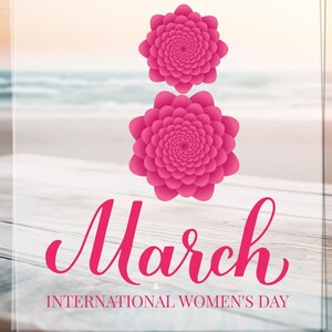 Puede incluir: Un letrero de acrílico transparente con la palabra "March" en fuente cursiva, junto con "INTERNATIONAL WOMEN'S DAY" en una fuente más pequeña. Dos diseños de flores rosas están encima de la palabra "March". El fondo muestra una escena de playa.