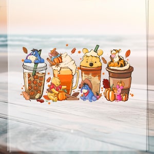 Può includere: Un'illustrazione stravagante con cinque bevande a tema autunnale, ognuna adornata con un personaggio diverso di Winnie the Pooh. Le bevande includono un latte speziato alla zucca, un caffè e un frappè, decorati con zucche e foglie d'autunno.