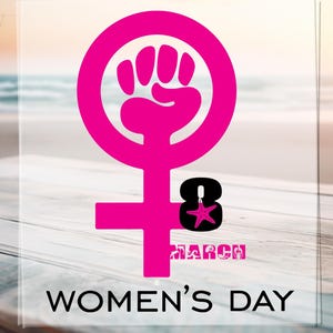 Könnte beinhalten: Eine pinkfarbene Grafik zum Frauentag, die das weibliche Symbol mit einer geballten Faust in einem Kreis zeigt. Die Zahl 8 und das Wort "März" sind enthalten, zusammen mit dem Text "WOMEN'S DAY". Der Hintergrund zeigt eine Strandszene.