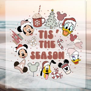 Könnte beinhalten: Festliches Design mit Disney-Figuren mit Weihnachtsmützen, einem Weihnachtsbaum und dem Schriftzug „Tis the Season“. Enthält Micky und Minnie Maus, Donald und Daisy Duck sowie Pluto, mit Elementen zum Thema Feiertage.
