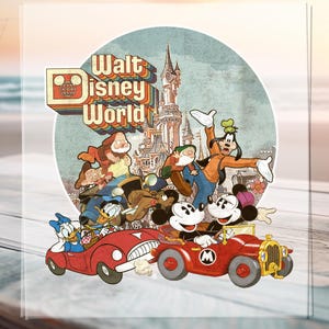 Könnte beinhalten: Ein Grafik im Vintage-Stil mit Disney-Figuren und dem Text "Walt Disney World". Micky und Minnie Maus fahren in einem roten Auto, während Donald Duck und die sieben Zwerge ebenfalls zu sehen sind. Der Hintergrund zeigt ein Schloss und ein Retro-Farbschema.