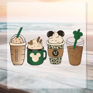 Könnte beinhalten: Illustration von vier stilisierten Kaffeegetränken. Eines befindet sich in einer braunen Tasse mit einem grünen Strohhalm, ein anderes in einer grünen Tasse mit einem Mickey-Mouse-Design, ein drittes in einer Tasse mit Leopardenmuster und das letzte in einer durchsichtigen Tasse mit einem grünen Mickey-Mouse-Strohhalm.