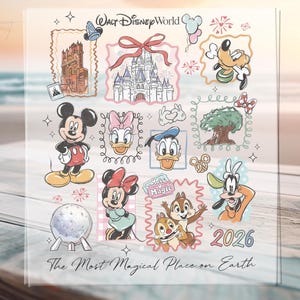 Könnte beinhalten: Ein klarer, quadratischer Druck mit verschiedenen Disney-Figuren und Wahrzeichen. Micky Maus, Minnie Maus, Donald Duck und Goofy sind in farbenfrohen Illustrationen dargestellt. Der Text "Walt Disney World" und "The Most Magical Place on Earth" ist ebenfalls sichtbar.
