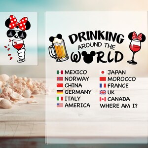 Può includere: Un cartello trasparente con la scritta "DRINKING AROUND THE WORLD" e le bandiere dei paesi. Il cartello presenta immagini di cartoni animati di un boccale di birra e un bicchiere di vino con un fiocco. Lo sfondo è una scena di spiaggia con conchiglie.