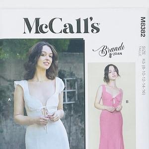 以下が含まれることがあります： McCall'sの縫製パターンM8382、Brandi Joanのドレス用。このパターンには、フロントにタイが付いた白いミニドレスと、フロントにタイが付いたピンクのミディドレスの作り方の説明が含まれています。このパターンは、サイズK5（8-10-12-14-16）用です。