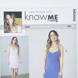 Può includere: Modello di cucito per un abito con scollo alto e spacco laterale. Il modello si chiama "knowME" di mimig ed è di taglia K5 (8-10-12-14-16). Il modello include un codice QR per un tutorial video di cucito.
