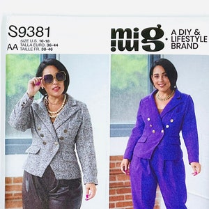 Puede incluir: Un patrón de costura para una chaqueta de doble botonadura y pantalones. El patrón es de Simplicity y está diseñado por Mimi G. El patrón es para las tallas US 10-18, Euro 36-44 y Francesa 38-46.