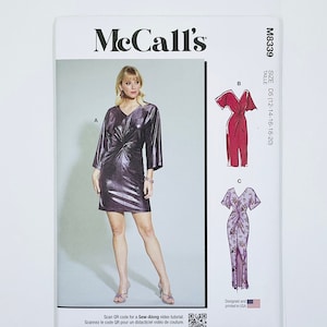 Könnte beinhalten: Nähmuster McCall's M8339 für ein Kleid mit einem Twist-Detail. Das Muster umfasst drei verschiedene Stile: ein kurzes Kleid, ein Midikleid und ein Maxikleid. Das Muster ist in den Größen D5 (12-14-16-18-20) erhältlich.