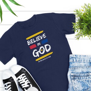 神を信じるTシャツ、クリスチャンシャツ、インスピレーションTシャツ、信じるシャツ、信じるTシャツ、インスピレーションTシャツ、信仰シャツ、ユニセックスサイズ