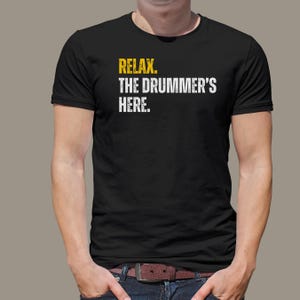Cadeau batteur, cadeaux pour batteurs, chemise batteur, chemise Relax The Drummer's Here - batteur, cadeau musicien, chemise unisexe premium homme femme