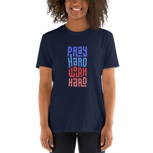一生懸命働き、一生懸命祈るTシャツ、一生懸命祈る礼拝シャツ、クリスチャンアパレル、スピリチュアルウェア、彼/彼女のインスピレーションギフト、ユニセックスサイズ