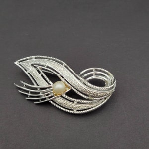 Vintage Coro Silver Colored Brooch With Single Pearl
