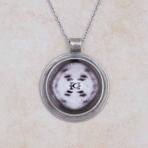 Collier de diffraction des rayons X ADN Photo 51 | Bijoux de biologie scientifique, Rosalind Franklin, double hélice, cadeau unique avec pendentif STEM pour un scientifique