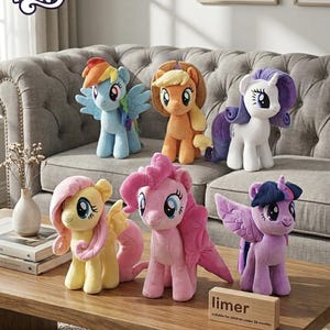 Puede incluir: Una colección de seis peluches de My Little Pony que incluye a Rainbow Dash, Applejack, Rarity, Fluttershy, Pinkie Pie y Twilight Sparkle. Los coloridos animales de peluche están dispuestos sobre una mesa de centro de madera y un sofá gris.