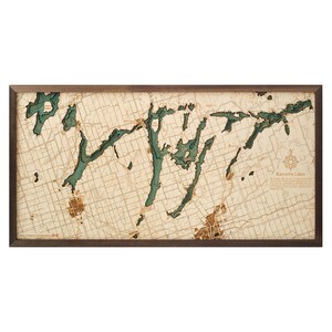 Peut inclure: Une carte en bois des lacs Kawartha en Ontario, Canada. La carte est encadrée dans un cadre en bois foncé et présente une rose des vents et une description des lacs. La carte est en bois et a un effet 3D.
