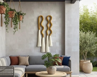 Può includere: Spazio esterno con divano angolare grigio, cuscini colorati e tavolino in legno. Decorazioni murali con dettagli gialli e bianchi. Piante in vaso e fioriere sospese.