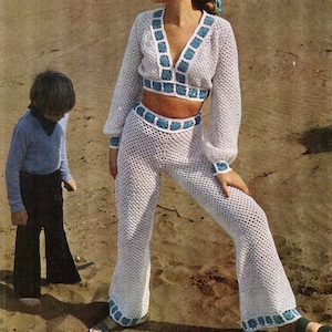 Peut inclure: Un pantalon-combinaison en crochet blanc avec des bordures bleues. Le pantalon est large et le haut est de style court.