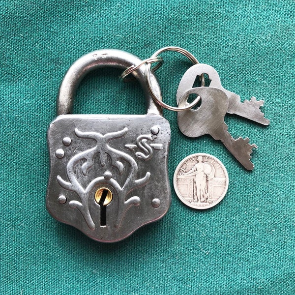Antique Pressed Metal DECORATIVE SCROLL Lever Padlock + 2 Operable Keys – 1920s/1930s – SLAYMAKER
