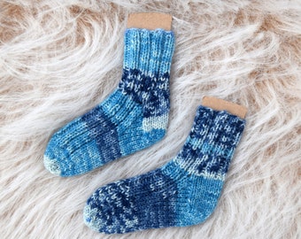 "Wee Beasties handgestrickte Neugeborenen Socken in der Farbe ""Forget-me-not"""