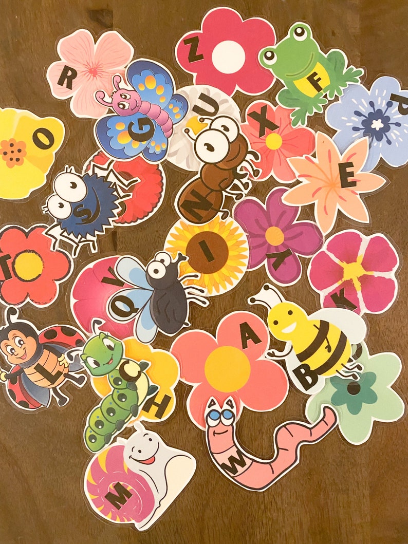 K&ouml;nnte beinhalten: Ein Satz farbenfroher Lernkarten f&uuml;r das Alphabet mit verschiedenen Insekten, Blumen und Buchstaben. Die Karten sind aus stabilem Karton und eignen sich perfekt zum Unterrichten des Alphabets f&uuml;r Kinder.