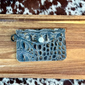 Tarjetero o portadocumentos de piel con relieve de cocodrilo / Minicartera con llavero / Cartera pequeña de piel