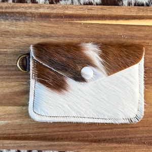 Tarjetero o portadocumentos de piel de vaca tricolor con botón blanco / Minicartera con llavero / Cartera pequeña de piel de vaca
