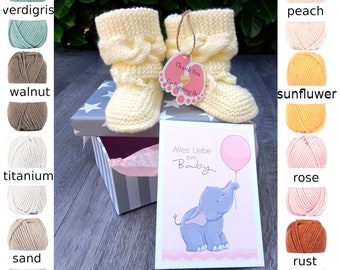 Scatola regalo neonato. Doccia bambino. Stivaletti accoglienti a maglia. Nuova mamma