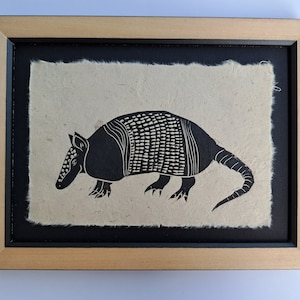 Gürteltier Original handgefertigter Linoldruck 10x15 cm Wildlife Zoo umweltfreundliches Naturpapier Wanddeko Linolschnitt schwarz beige sand